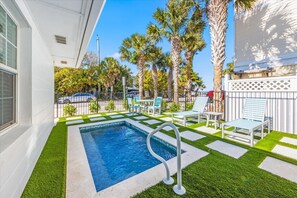 A heated pool - Sandy Cheeks: Ground-level home with plunge pool. Close to pier, park, & Bay! (Anna Maria)