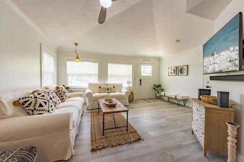 Sandy Cheeks: Ground-level home with plunge pool. Close to pier, park, & Bay!