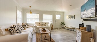 Sandy Cheeks: Ground-level home with plunge pool. Close to pier, park, & Bay!