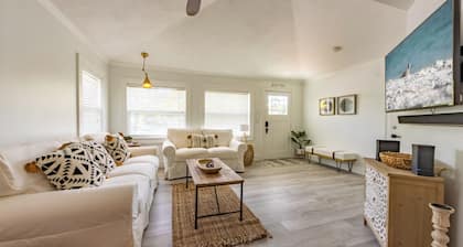 Sandy Cheeks: Ground-level home with plunge pool. Close to pier, park, & Bay!