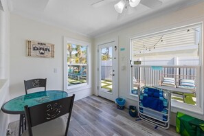 Dining - Sandy Cheeks: Ground-level home with plunge pool. Close to pier, park, & Bay! (Anna Maria)