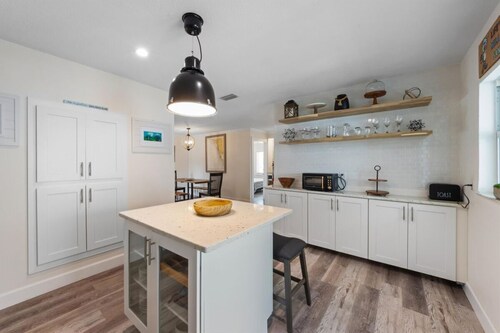 Sandy Cheeks: Ground-level home with plunge pool. Close to pier, park, & Bay!