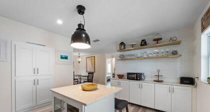 Sandy Cheeks: Ground-level home with plunge pool. Close to pier, park, & Bay!