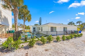 Exterior - Sandy Cheeks: Ground-level home with plunge pool. Close to pier, park, & Bay! (Anna Maria)