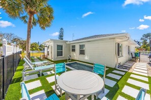 Outdoor dining - Sandy Cheeks: Ground-level home with plunge pool. Close to pier, park, & Bay! (Anna Maria)