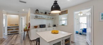 Sandy Cheeks: Ground-level home with plunge pool. Close to pier, park, & Bay!