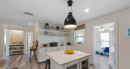 Sandy Cheeks: Ground-level home with plunge pool. Close to pier, park, & Bay!