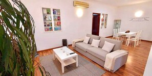 Televisio, kirjoja, tietokoneen näyttö