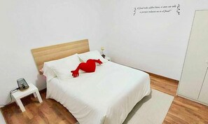 2 makuuhuonetta, työpöytä, silitysrauta/-lauta, ilmainen Wi-Fi