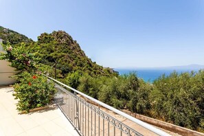 A balcony with a metal railing overlooking a coastal landscape with trees and a view of the sea. - Aigli Summer Getaway - Seaview Lux Retreat (Kalamata)