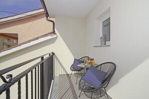 Outdoor dining - Modern studio for 2 with balcony in Rovinj (Rovinj)