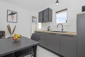 Dining - Modern studio for 2 with balcony in Rovinj (Rovinj)