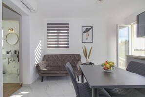 Dining - Modern studio for 2 with balcony in Rovinj (Rovinj)