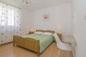 3 habitaciones, tabla de planchar con plancha, wifi y ropa de cama 
