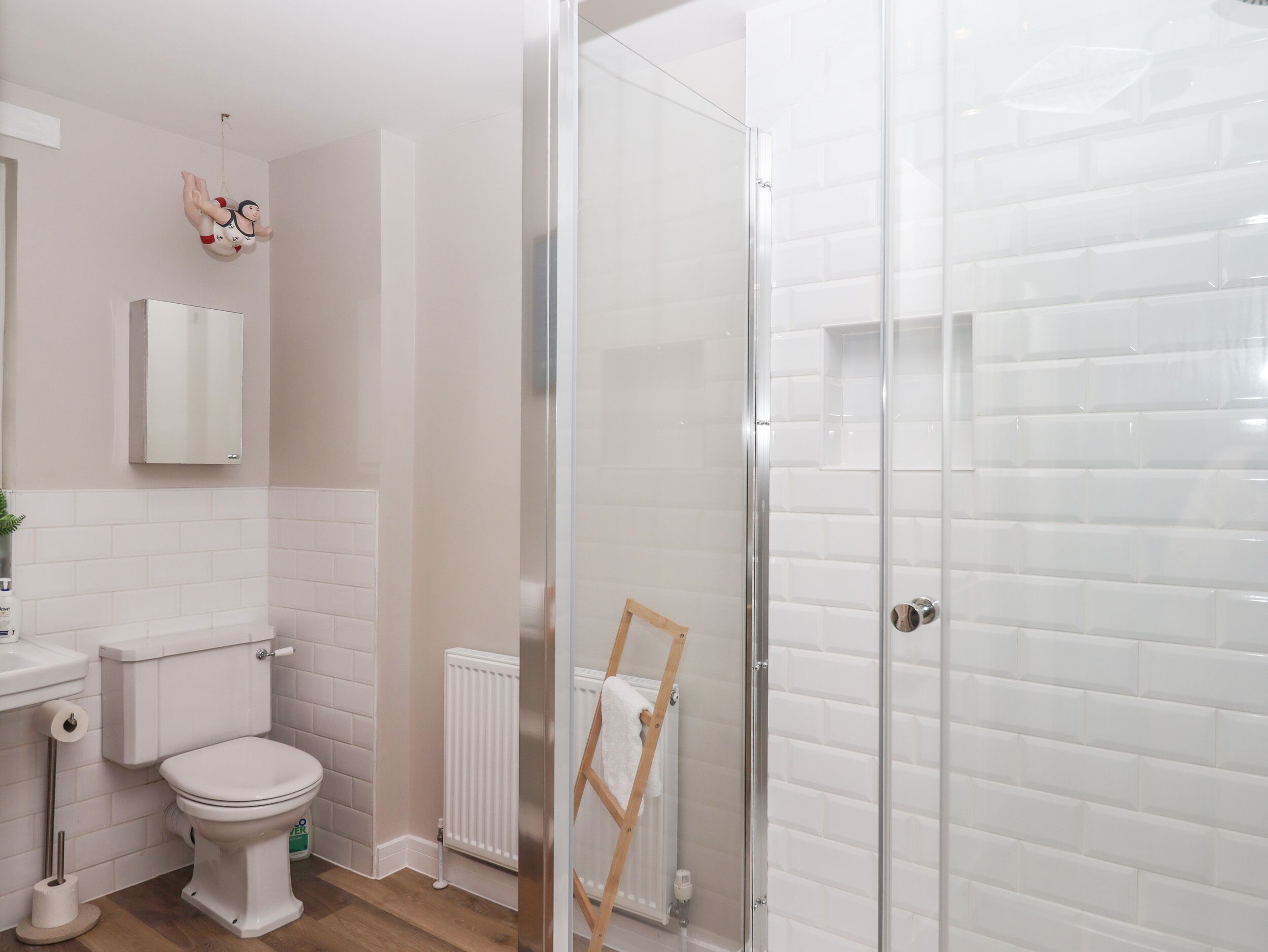 Un baño con inodoro, lavamanos y zona de ducha.
