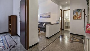 Un interior moderno con una sala de estar, un pasillo que lleva a un baño y un mostrador de recepción.