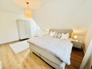 4 chambres, bureau, fer et planche à repasser, lit parapluie