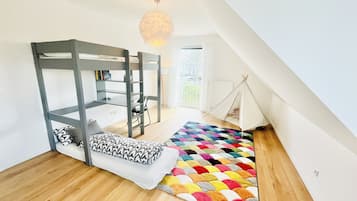 4 habitaciones, escritorio y tabla de planchar con plancha