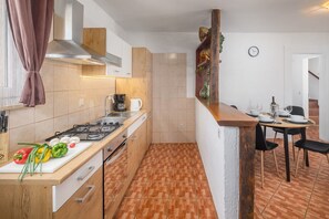 Een magnetron, een oven, een vaatwasser