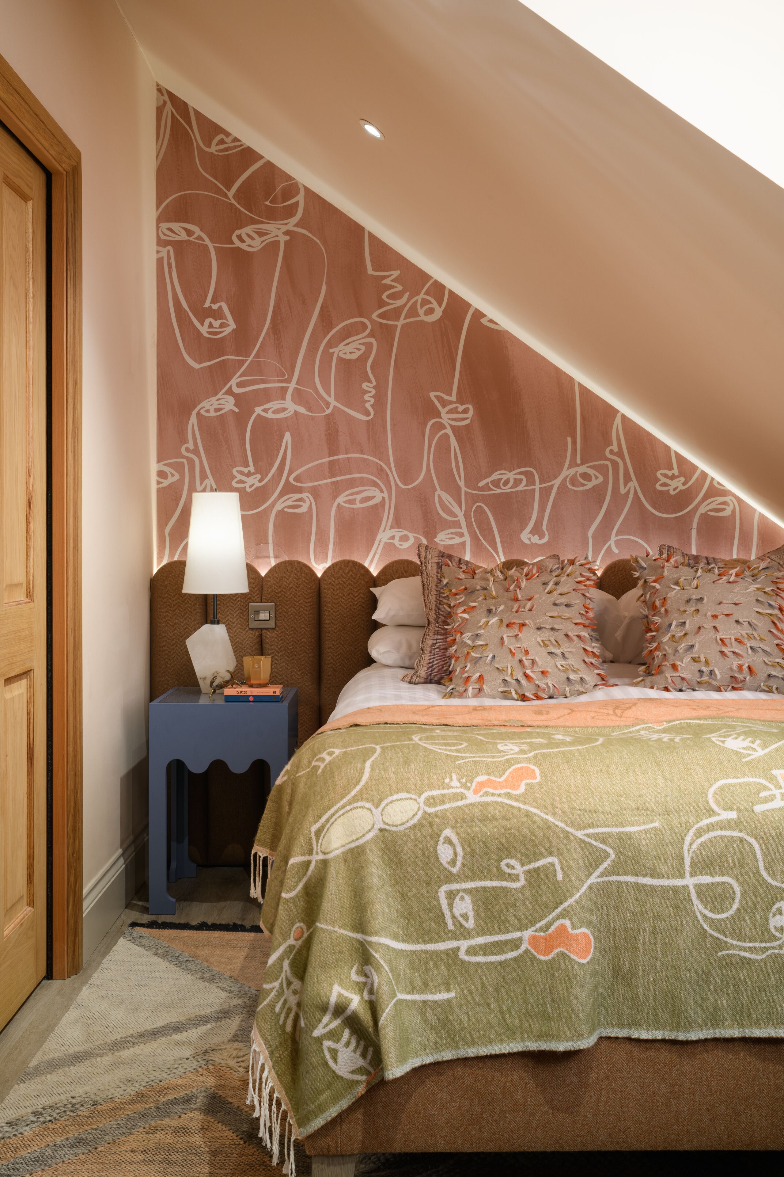 Farmhouse Small King Room | Literie de qualité, lit avec matelas à plateau-coussin, décor unique