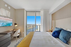 2 bedrooms, desk, iron/ironing board, travel crib - High Floor with Stunning Views  Amazing Pools (Hollywood)