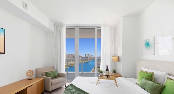 1 bedroom, desk, iron/ironing board, travel cot - Unique Apartment 1BR w/Amenities (Hallandale Beach)