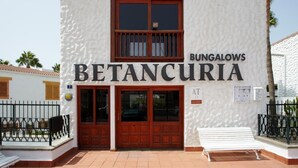Ein Gebäude mit einem Schild, auf dem 