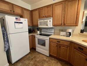 Jääkaappi, mikroaaltouuni, uuni, liesi