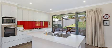 Een koelkast, een microgolfoven, een oven, een vaatwasser