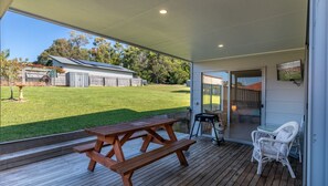 Outdoor dining - 48 Oceanview Drive- Comfortable home (Bermagui)