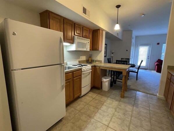 Køleskab, mikrobølgeovn, ovn, kogeplade