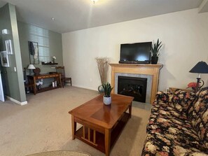 TV, fireplace - 14175 Northern Lights Drive, #6 | Slope Side Condo (Mercersburg)