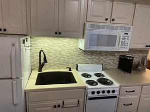 Fridge, microwave, oven, stovetop - 14175 Northern Lights Drive, #3 (Mercersburg)