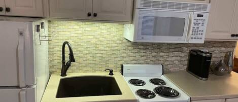 Een koelkast, een microgolfoven, een oven, een kookplaat