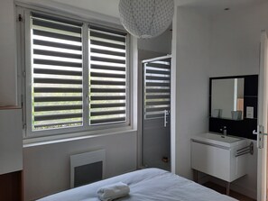 4 عدّة غرف نوم وسرير سفر وملاءات أسرّة