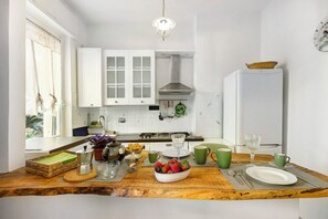 Fridge, oven, stovetop, dishwasher