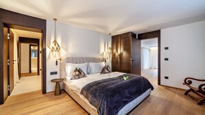 Une chambre à coucher moderne avec un grand lit, des tables de chevet et un plancher en bois.