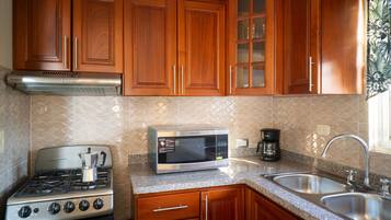 Apartamento, 2 quartos | Cozinha privada | Geladeira, fogão, cafeteira/chaleira