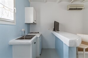 Fridge, stovetop, cookware/dishes/utensils - 'Ninemia Suites Tinos Superior 102' with Shared Pool, Wi-Fi and Air Conditioning (Kionia)