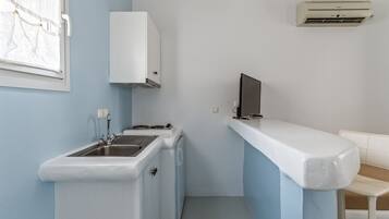 Refrigerador, parrilla de estufa y utensilios de cocina