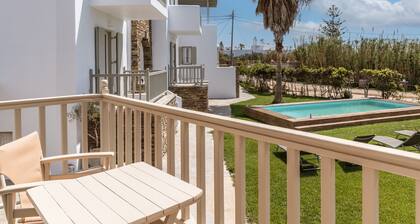 'Ninemia Suites Tinos Grand 105' mit gemeinsamem Pool, WLAN und Klimaanlage