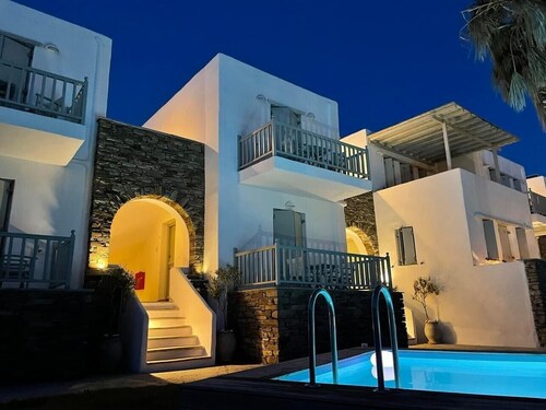 'Ninemia Suites Tinos Grand 105' mit gemeinsamem Pool, WLAN und Klimaanlage