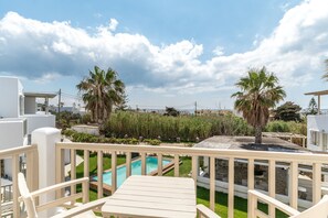 Outdoor dining - Apartment In A Hotel 'Ninemia Suites Tinos Grand 205' with Sea View, Wi-Fi and Air Conditioning (tinos)