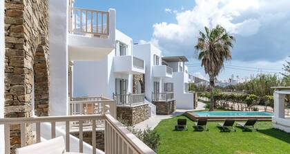 'Ninemia Suites Tinos Grand 104' mit gemeinsamem Pool, WLAN und Klimaanlage