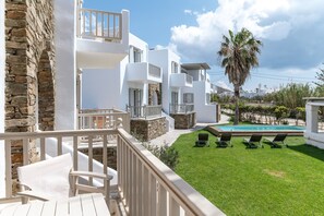 Property grounds - Apartment In A Hotel 'Ninemia Suites Tinos Grand 104' with Shared Pool, Wi-Fi and Air Conditioning (Kionia)