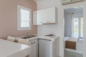 Jääkaappi, liesi, keittoastiat/astiat/ruokailuvälineet