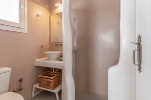 Douche, séchoir à cheveux, serviettes fournies