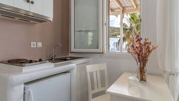 Geladeira, cooktop, talheres/pratos/utensílios de cozinha