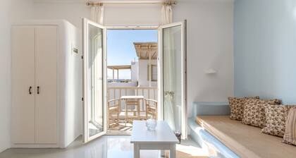 Ferienwohnung in einem Hotel 'Ninemia Suites Tinos Grand 203' mit Meerblick, WLAN und Klimaanlage