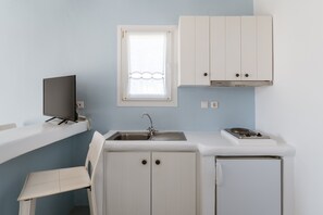 Fridge, stovetop, cookware/dishes/utensils - Apartment In A Hotel 'Ninemia Suites Tinos Grand 203 ' with Sea View, Wi-Fi and Air Conditioning (Kionia)